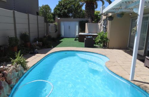 Parklands House | AquaPalms Hideaway - Family Friendly Pool - Hot Tub - Indoor Braai