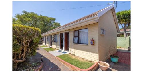 Port Alfred House | Travellers Lodge