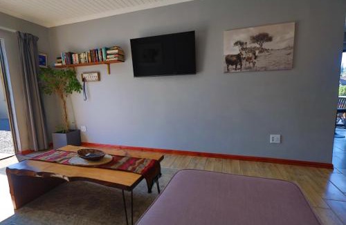 Hillcrest Apartment | PINE COTTAGE Self catering fully equipped 2 bedroom, Queen bed 3 singles 65sqm cosy private cottage
