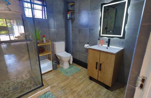 Hillcrest Apartment | PINE COTTAGE Self catering fully equipped 2 bedroom, Queen bed 3 singles 65sqm cosy private cottage