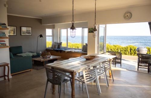 Kleinmond House | Seafront house with a view