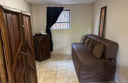 Bezuidenhout Valley Hotel | Valley View Lodge