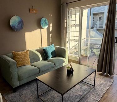 Big Bay Apartment | Luxurious 2Bed ,Iconic Views Mountain& Beach
