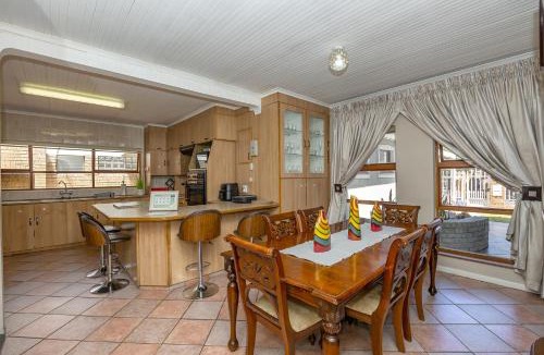 Goodwood House | 15min to V&A Waterfront, 5min to Canal Walk & 5min to Grand West Casino