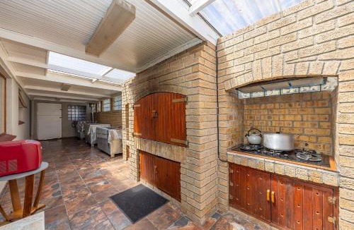 Goodwood House | Private Pool & BBQ Home for 12 Guests in Goodwood