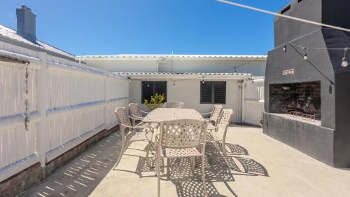 L'Agulhas House | 206 On Main