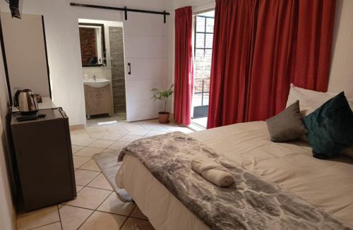 Zwartkop Bed & Breakfast | Feather Tree Bed and Breakfast