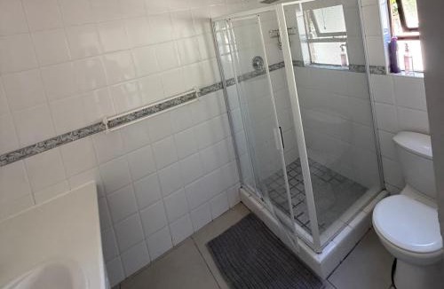 Parklands House | Hideaway-Poolside Comfort cottage 3km to the Beach