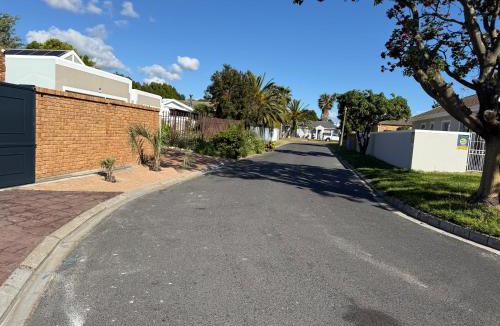 Parklands House | Hideaway-Poolside Comfort cottage 3km to the Beach