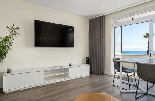 Three Anchor Bay Apartment | Beachfront 3 Bed Luxury Family Escape - Sea Point