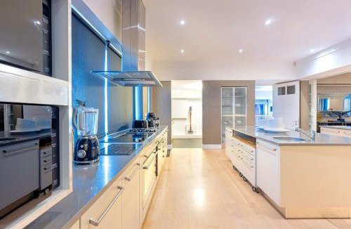 Clifton Villa | Clifton YOLO Spaces - Clifton White House Villa