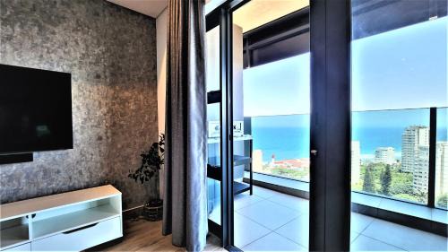 Umhlanga Apartment | Oceans Apartments Balcony Suites in the Radisson Blu Hotel Building Tower,Durban,Umhlanga