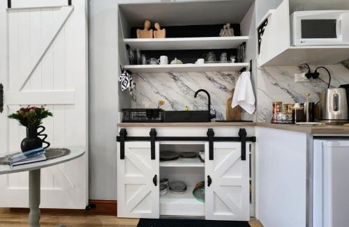 Malmesbury Apartment | Le Graan Guestroom