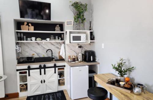Malmesbury Apartment | Le Graan Guestroom