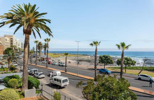 Three Anchor Bay Apartment | Beachfront 3 Bed Luxury Family Escape - Sea Point