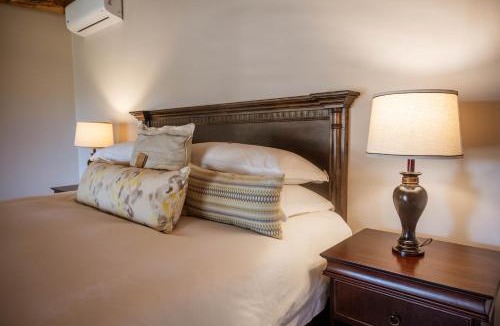 Oudtshoorn House | Bakenskraal Ostrich Palace