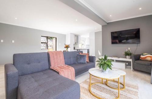 Fish Hoek Apartment | Glen Marine Top-Floor with Ocean Mountain Views
