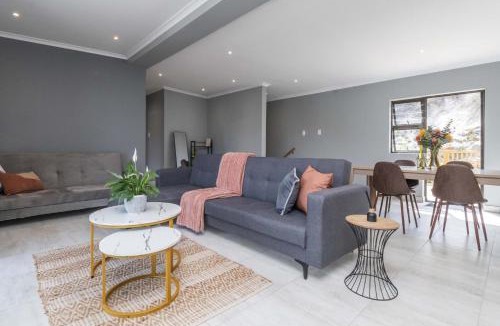 Fish Hoek Apartment | Glen Marine Top-Floor with Ocean Mountain Views