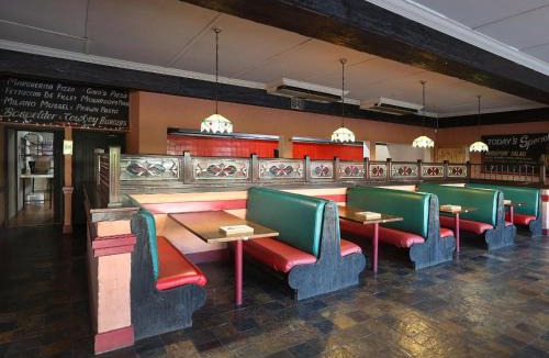 Phokwane Cabin | Bostons Lodge & Restaurant