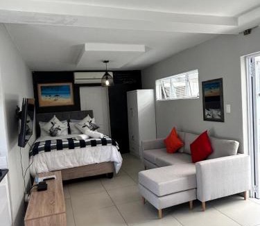 Parklands House | Home Away From Home 6 minutes away from beach