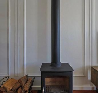 Claremont House | Stylish, Well Equipped Family Home in Quiet Claremont with Mountain Views