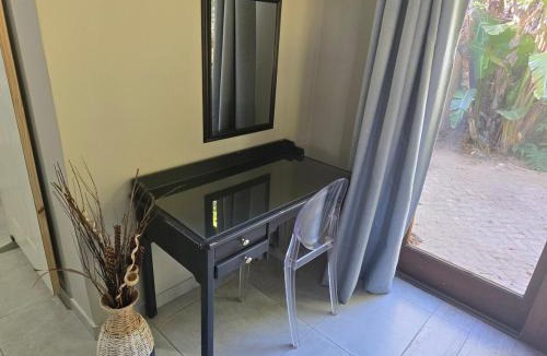 Walmer Apartment | Honeywood Stays "Cozy Corner" - Near Airport, Fast Wi-Fi & Secure Parking