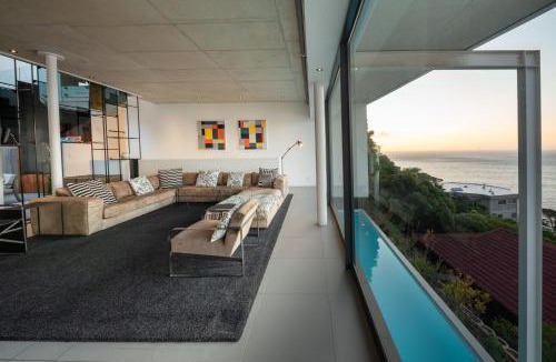 Mountainside House | '22 Protea' - Luxury, Style and Elegance - Sleeps 12 in 6 En-suite Bedrooms