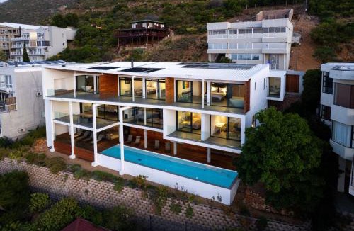 Mountainside House | '22 Protea' - Luxury, Style and Elegance - Sleeps 12 in 6 En-suite Bedrooms