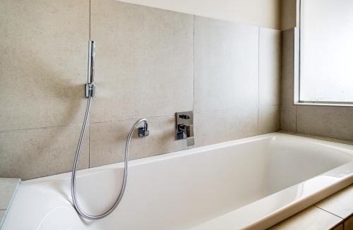 Century City Apartment | Canalside Tranquility