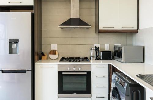 Century City Apartment | Canalside Tranquility
