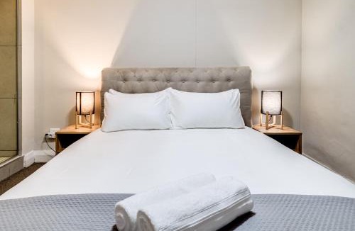 Century City Apartment | Canalside Tranquility