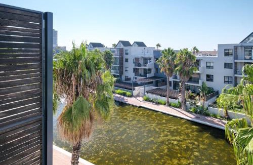 Century City Apartment | Canalside Tranquility