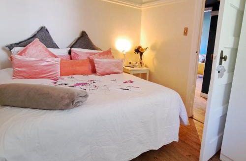 Rondebosch Apartment | Stylish 2-Bed Flat with Exclusive Patio - Easy Access to Cape Town Highlights