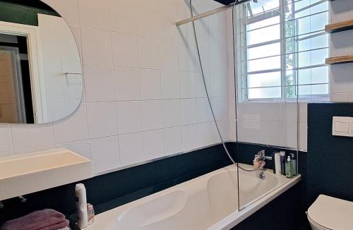 Rondebosch Apartment | Stylish 2-Bed Flat with Exclusive Patio - Easy Access to Cape Town Highlights