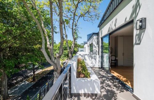 Newlands House | Luxurious Family home in Newlands with Pool