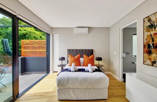Newlands House | Luxurious Family home in Newlands with Pool
