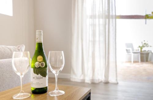 Scott Estate Apartment | 1 Bed 3 Min Walk to Beach With Private BBQ and Parking
