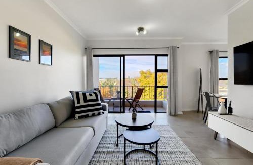 Rondebosch Apartment | Rivers Edge Apartment in Rondebosch with Balcony