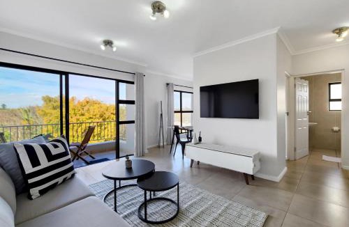 Rondebosch Apartment | Rivers Edge Apartment in Rondebosch with Balcony