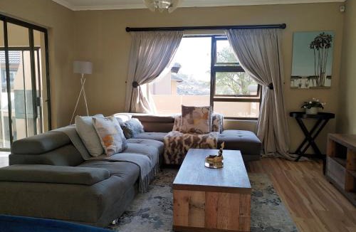 Krugersdorp Villa | Sunrise Mountain Views