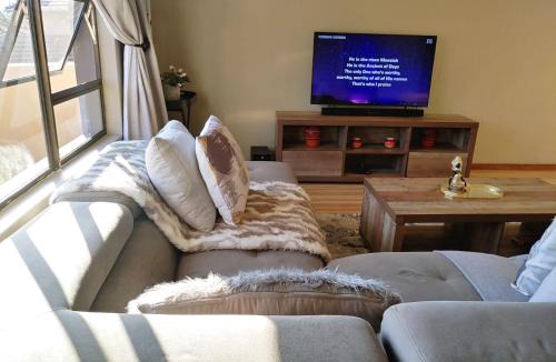 Krugersdorp Villa | Sunrise Mountain Views