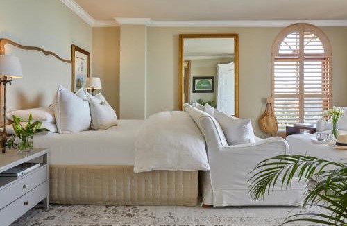 Bantry Bay Villa | Villa del Mar - "Luxurious en-suite bedroom with lounge and stunning sea view balcony in Bantry Bay"