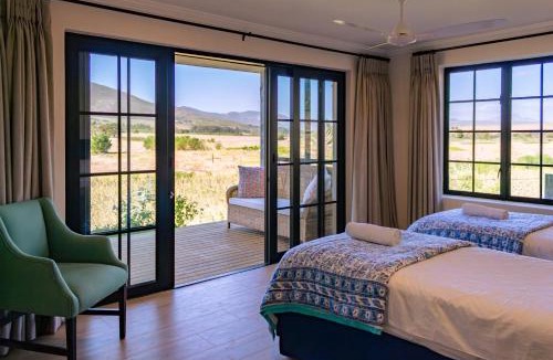 Stanford Villa | Stanford Riverside Retreat - Hotub & Pool