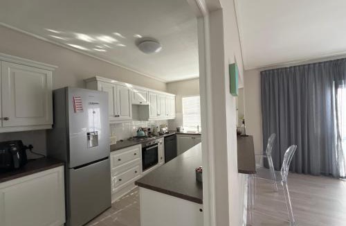 Hermanus City-Centre Apartment | Twin Gables, centrally located 2 bedroom apartment
