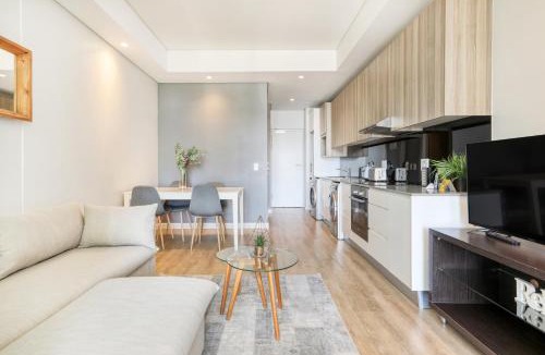 Cape Town City Centre Apartment | Backup-Powered Stylish Central Apartment near Table Mountain