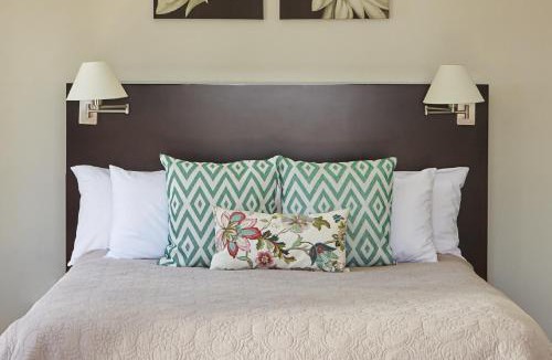 Three Anchor Bay House | Bayflowers Guest House
