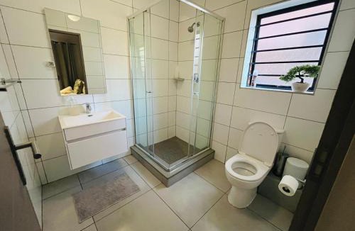 Greater Johannesburg Metropolitan Area Apartment | Large 3 Bedroom Apartment in Midrand, Waterfall City - More space than a hotel room - Ideal for families, groups and work trips - 16 Elizabeth Place