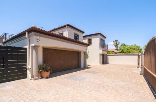 West Beach House | Luxury 5 Bedroom Villa with Heated Pool and Inverter in Blouberg