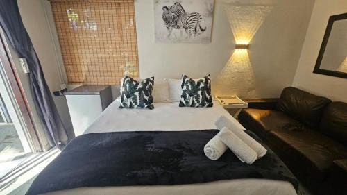 Walmer Apartment | Honeywood Stays - "Romantic escape" Sunroom Near Airport, Fast Wi-Fi & Secure Parking
