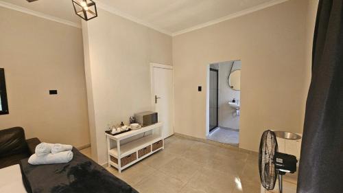 Walmer Apartment | Honeywood Stays - "Romantic escape" Sunroom Near Airport, Fast Wi-Fi & Secure Parking